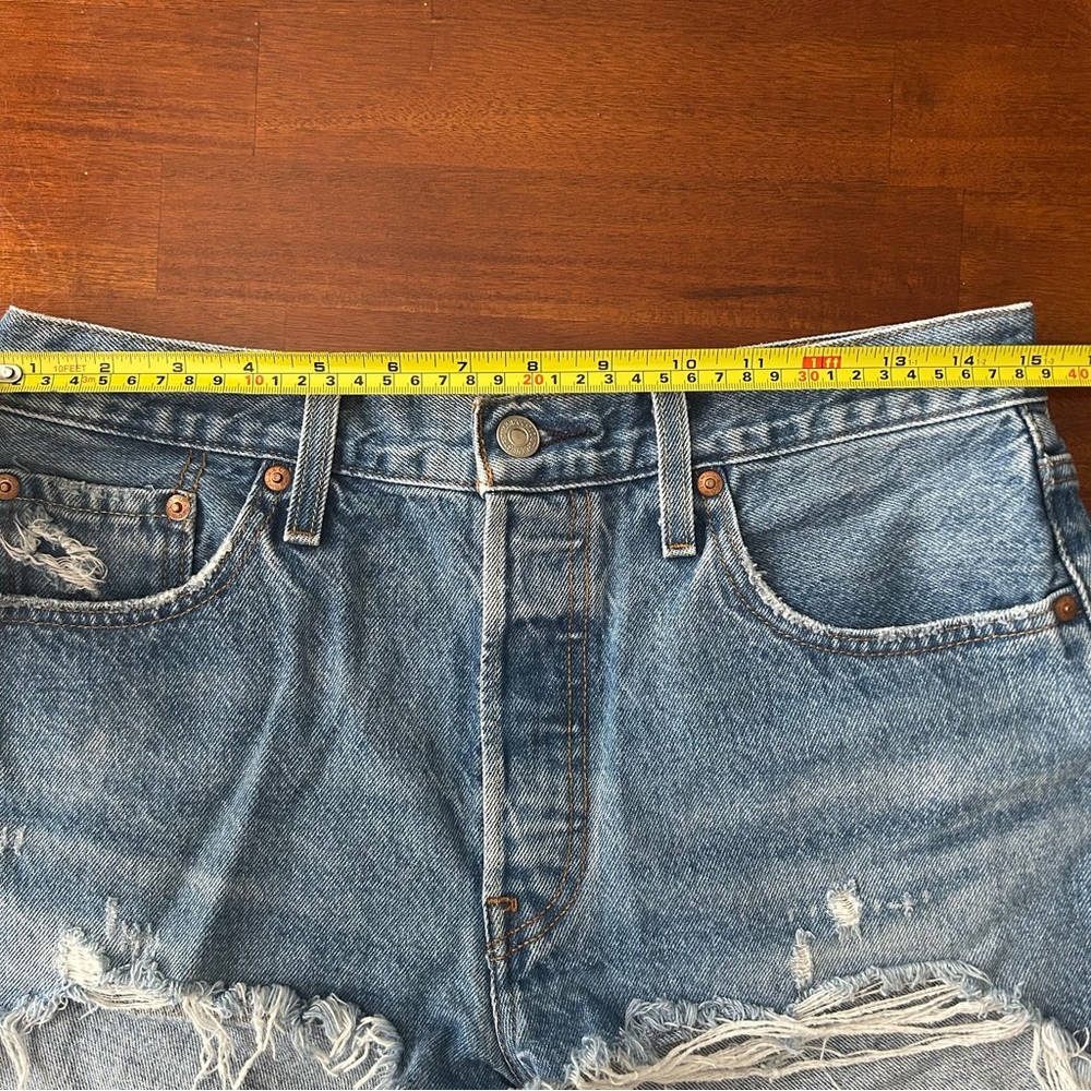 Levi’s 501 cutoff destructed denim 2.5”‎ raw hem high rise shorts - Picture 7 of 10